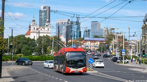Nuotrauka su įvairiais transporto priemonėmis Utenos mieste