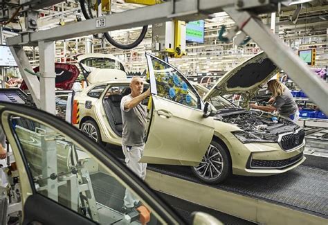 nuotrauka su surinkimo linija, kurioje gaminami Škoda Kodiaq automobiliai