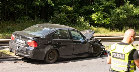 Automobilis „VW“ susidūręs su šviesoforu Savanorių prospekte