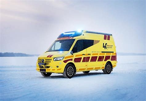 Daugiaautomobilių avarija Savanorių prospekte, matyti ugniagesių ir greitosios pagalbos automobiliai