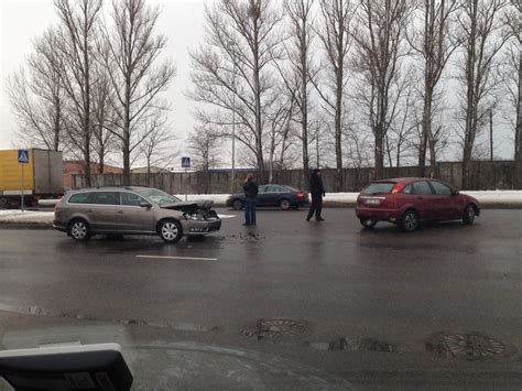 Eismo įvykis Kaune, A. Juozapavičiaus prospekte, su susidūrusiais automobiliais 