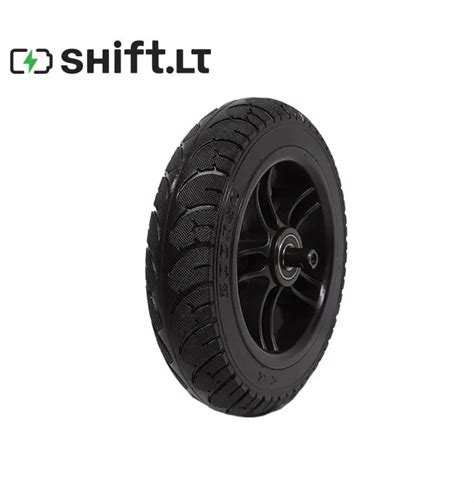 Nuotrauka: automobilio ratas su žemos profilio padanga, eksponuojantis jo dizainą