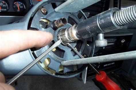 Simptomai rodantys vairo kolonėlės gedimą