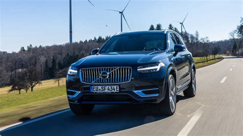 Ilustracija su įvairių kartų Volvo XC90 modeliais, nurodant navigacijos sistemos kartas.