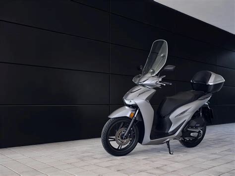 Schematinis brėžinys: Honda SH125i kuro bako ir grindų išdėstymas