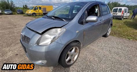 Nuotrauka, vaizduojanti Toyota Yaris (2006 m. modelio) interjerą ir prietaisų skydelį