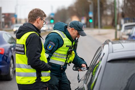 policijos pareigūnai sulaiko neblaivų vairuotoją