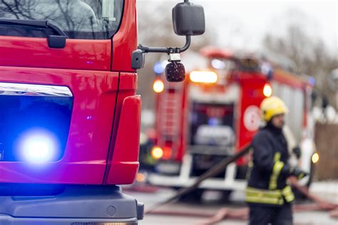 Teminė nuotrauka: ugniagesiai gelbėtojai mokymų metu vairuoja specialiuosius automobilius
