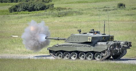 Nuotrauka, iliustruojanti „Leopard 2“ tanką mūšio lauke