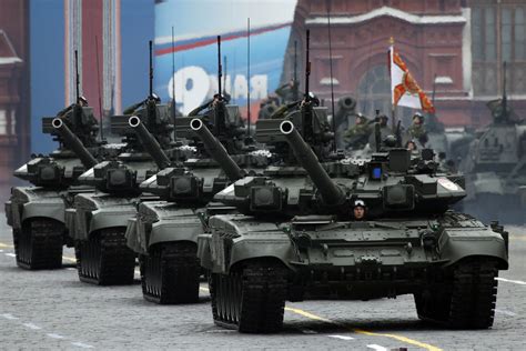 Infografika, lyginanti pagrindinius NATO ir Rusijos tankų techninius parametrus