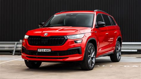 Skoda Kodiaq automobilis kelyje