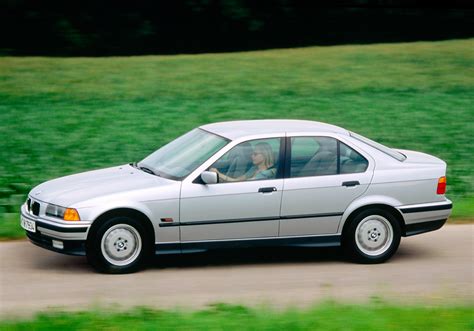 scheminis saugos diržo įtempiklio ir susijusių daviklių išdėstymas BMW 318tds (E36)