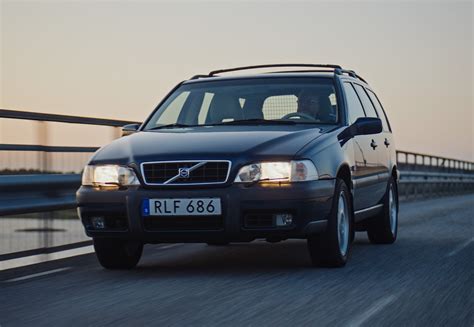 Istorinis „Volvo V70 Cross Country“ modelis, demonstruojantis padidintą prošvaisą ir universalų dizainą