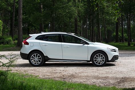 „Volvo V40 Cross Country“ automobilis, pavaizduotas miesto aplinkoje, pabrėžiantis jo universalumą
