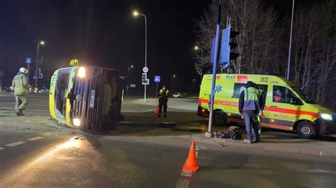 apvirtęs automobilis sankryžoje