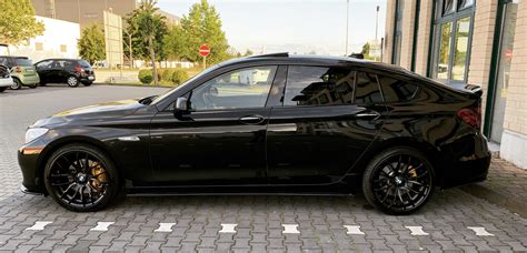 Nuotrauka, vaizduojanti pilną komplektą juodų guminių kilimėlių automobiliui BMW 5 GT F07.