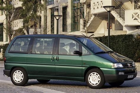 Peugeot 806 eksterjero nuotrauka, pabrėžianti vienatūrio formą ir stumdomas duris