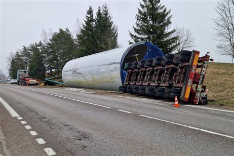 nuotrauka vilkiko su cisterna tarptautiniame kelyje