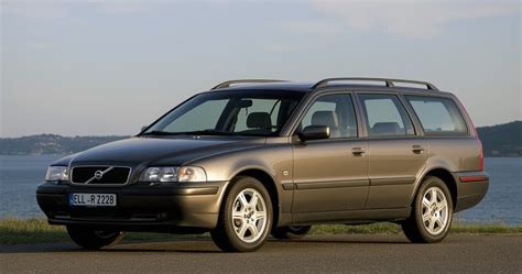 Volvo V70 universalas kelyje - skandinaviško dizaino ir funkcionalumo derinys