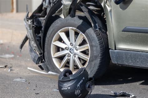 schematinis eismo įvykio vaizdas su automobiliu ir motociklu