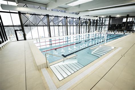 Modernus plaukimo baseino interjeras su takeliais ir šviesiu apšvietimu