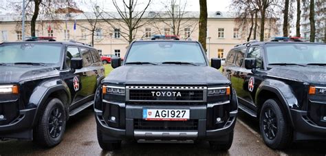Iškilminga naujų „Toyota Land Cruiser“ visureigių perdavimo Valstybės sienos apsaugos tarnybai ceremonija