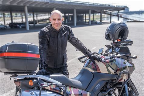 fotografija su motociklu ir šalmu, rastu įvykio vietoje