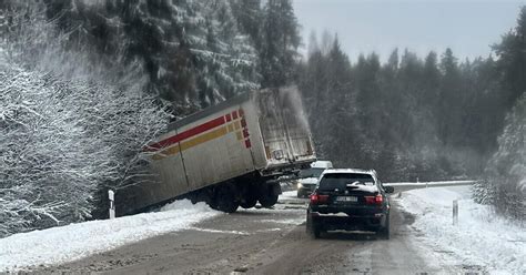 automobilis slidžiame žiemos kelyje