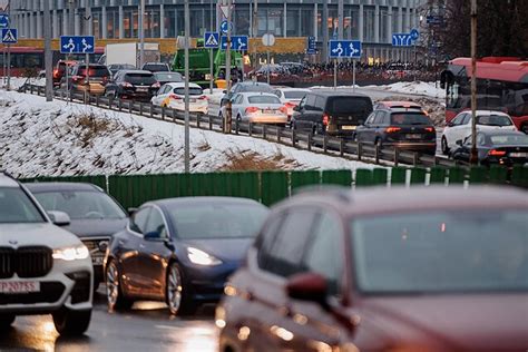 automobilis laikosi saugaus atstumo nuo kito automobilio žiemos kelyje