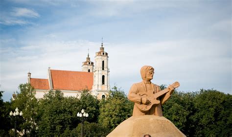 Skulptūra Johno Lennono atminimui Vilniuje