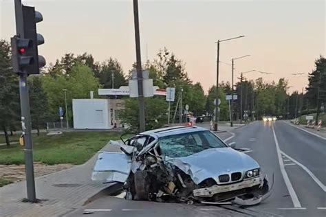 Avarijos vieta, kurioje BMW rėžėsi į stulpą