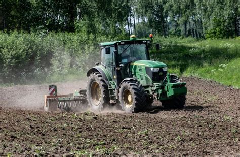 schema, rodanti GPS ryšį tarp palydovų, traktoriaus ir lauko jutiklių