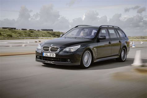 BMW 5 serijos Touring (E61) eksterjero nuotrauka, pabrėžianti universalo kėbulo linijas