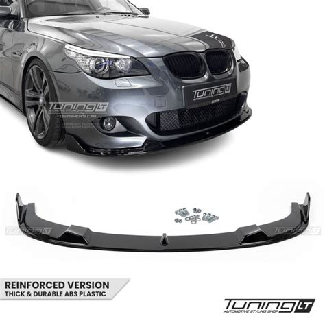 BMW E61 interjero nuotrauka, rodanti juodas lubas ir derančias tamsias interjero detales