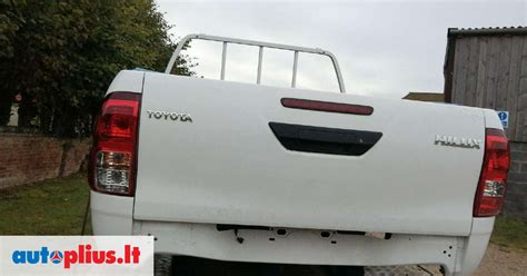 schema: trečiojo stabdžių žibinto montavimo vieta viršutinėje Toyota Hilux krovinių skyriaus briaunoje
