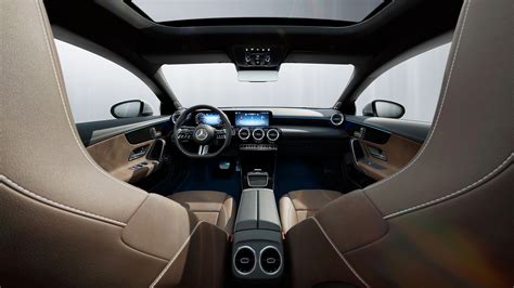 Nuotrauka, demonstruojanti Škoda Octavia interjero dizainą su dideliu centriniu ekranu ir skaitmeniniu prietaisų skydeliu