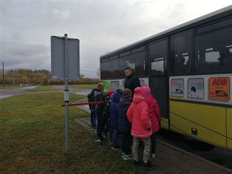 Vairavimo pamoka su sunkvežimiu aikštelėje
