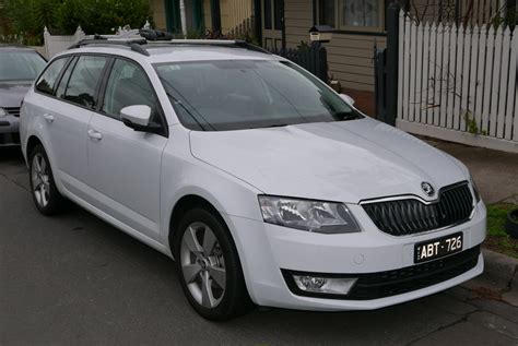 Skoda Octavia III Combi išorės vaizdas ir bagažinės atidarymo schema