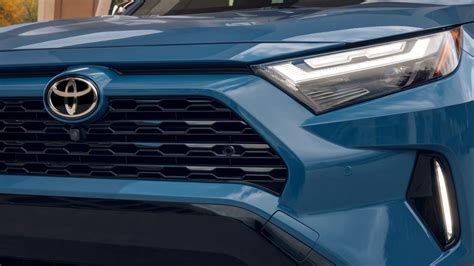 Tematinė nuotrauka: Toyota RAV4 važiuojantis keliu