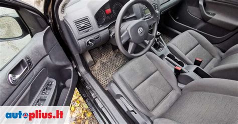 Įvairių markių septynviečių automobilių vaizdas, iliustruojantis jų įvairovę.