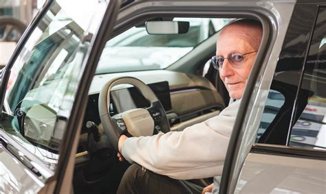 Vairavimo pamokos iliustracija su nauju mokomuoju automobiliu