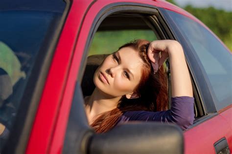 Schema, iliustruojanti taisyklingą sėdėseną prie automobilio vairo