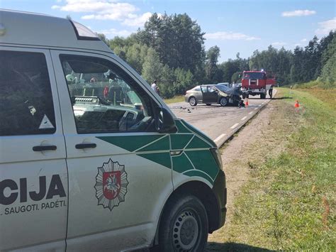 Teminė nuotrauka: avarija prie kapinių, policijos ir gelbėtojų darbas