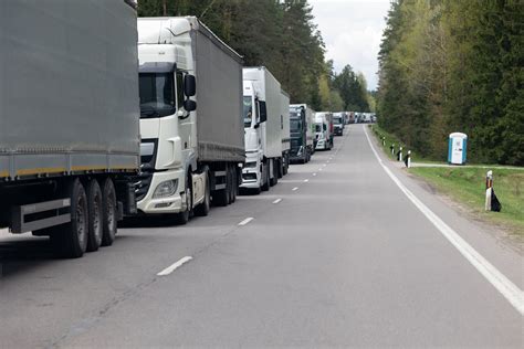 Modernių EURO-6 sunkvežimių kolona kelyje