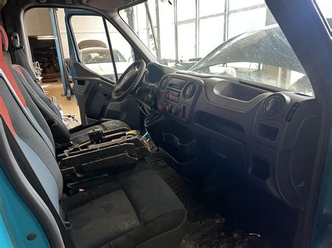 nuotrauka, vaizduojanti Renault Master krovininio skyriaus interjerą su patogiu galiniu slenksčiu ir optimalios formos bagažo skyriumi