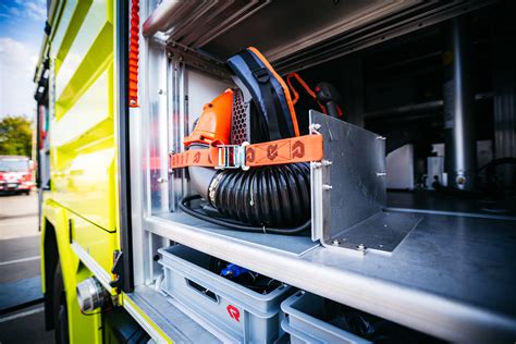 infografika, iliustruojanti Renault Master saugos sistemas, tokias kaip BSW ir automatinio avarinio stabdymo sistema