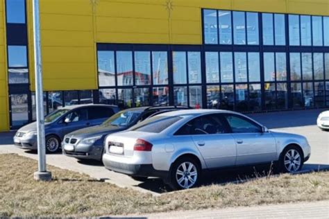 Automobiliai, stovintys prekybos centro aikštelėje