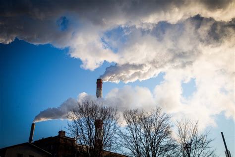 iliustracija su įvairiais turbinos gedimo požymiais, pvz., dūmai iš išmetimo sistemos, neįprasti garsai