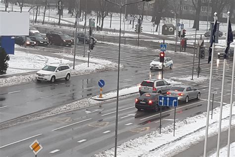 Fotografija, kurioje užfiksuotas neleistinoje vietoje stovintis automobilis