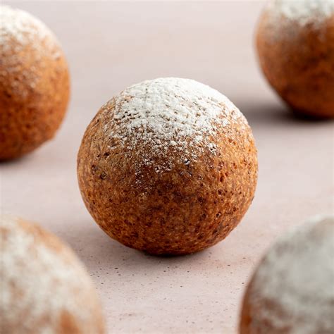 nuotrauka su spurga ir obuolių pyragu